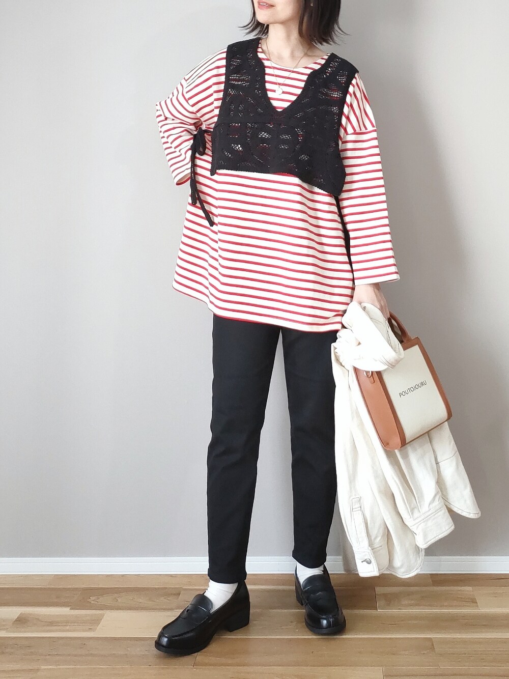 レッド系のTシャツ/カットソー、ブラック系のデニムパンツ、ブラック系のローファーを着用したレディースの春コーディネートの1枚目の写真