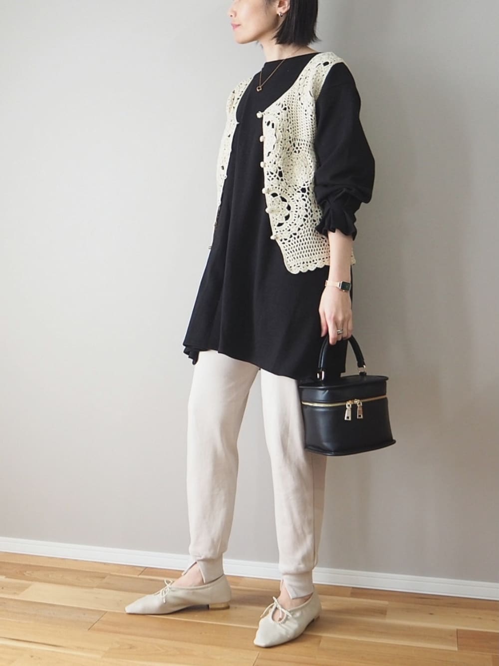 ホワイト系のベスト、ブラック系のTシャツ/カットソー、ベージュ系のその他パンツを着用したレディースの冬コーディネートの1枚目の写真