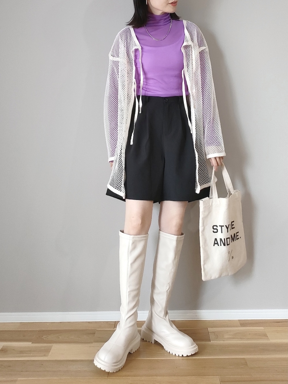 パープル系のTシャツ/カットソー、ホワイト系のブーツ、ホワイト系のTシャツ/カットソーを着用したレディースの夏コーディネートの1枚目の写真