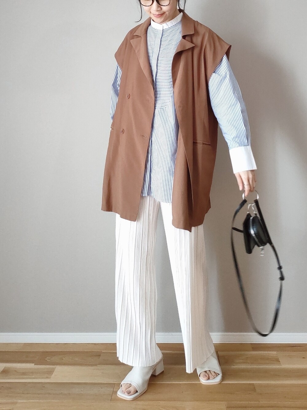 ホワイト系のその他パンツ、ブルー系のシャツ/ブラウス、ブラウン系のベストを着用したレディースの夏コーディネートの1枚目の写真