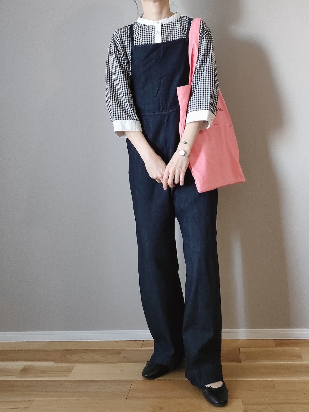 ブルー系のサロペット/オーバーオール、ブラック系のシャツ/ブラウス、ブラック系のバレエシューズを着用したレディースの夏コーディネートの1枚目の写真