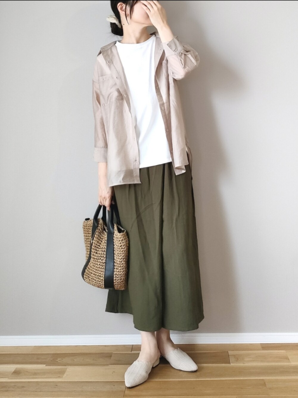 ベージュ系のシャツ/ブラウス、グリーン系のその他パンツ、ブラック系のショルダーバッグを着用したレディースの夏コーディネートの1枚目の写真