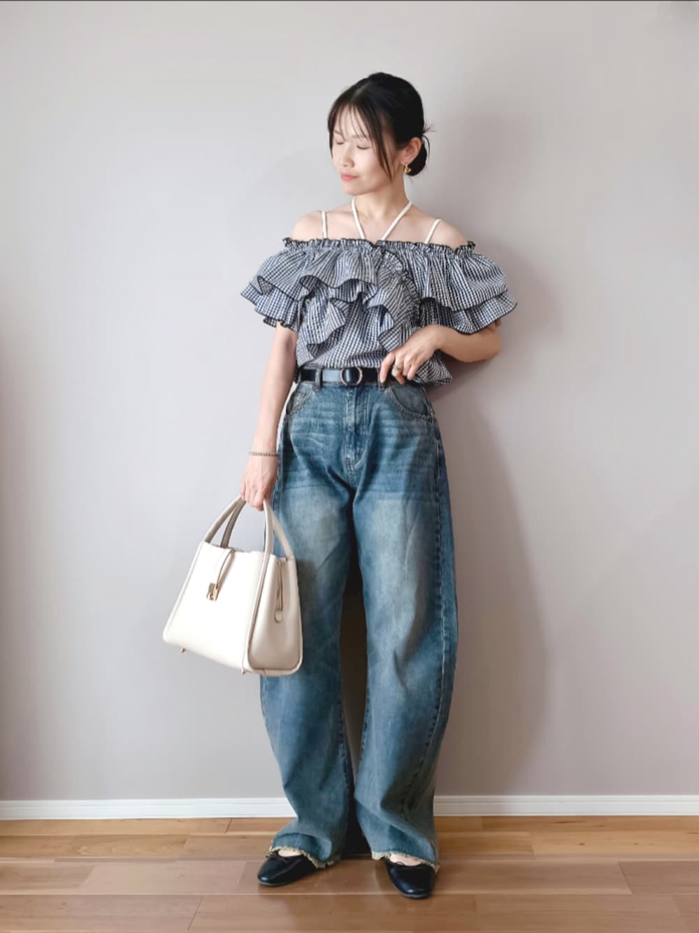 ブルー系のデニムパンツ、ホワイト系のトートバッグ、ブラック系のバレエシューズを着用したレディースの春コーディネートの1枚目の写真