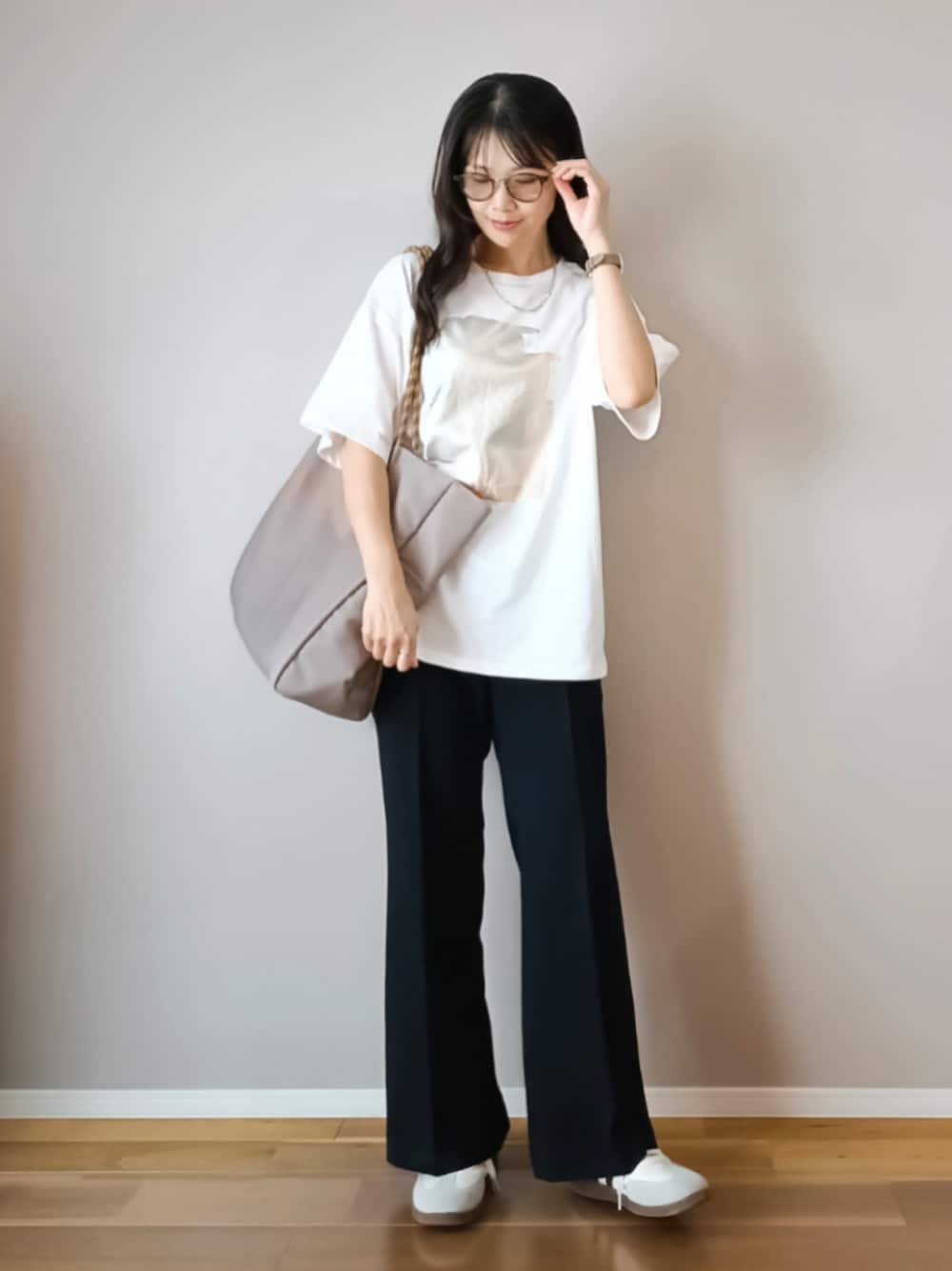 ホワイト系のTシャツ/カットソー、ブラック系のスラックス、グレー系のトートバッグを着用したレディースの夏コーディネートの1枚目の写真