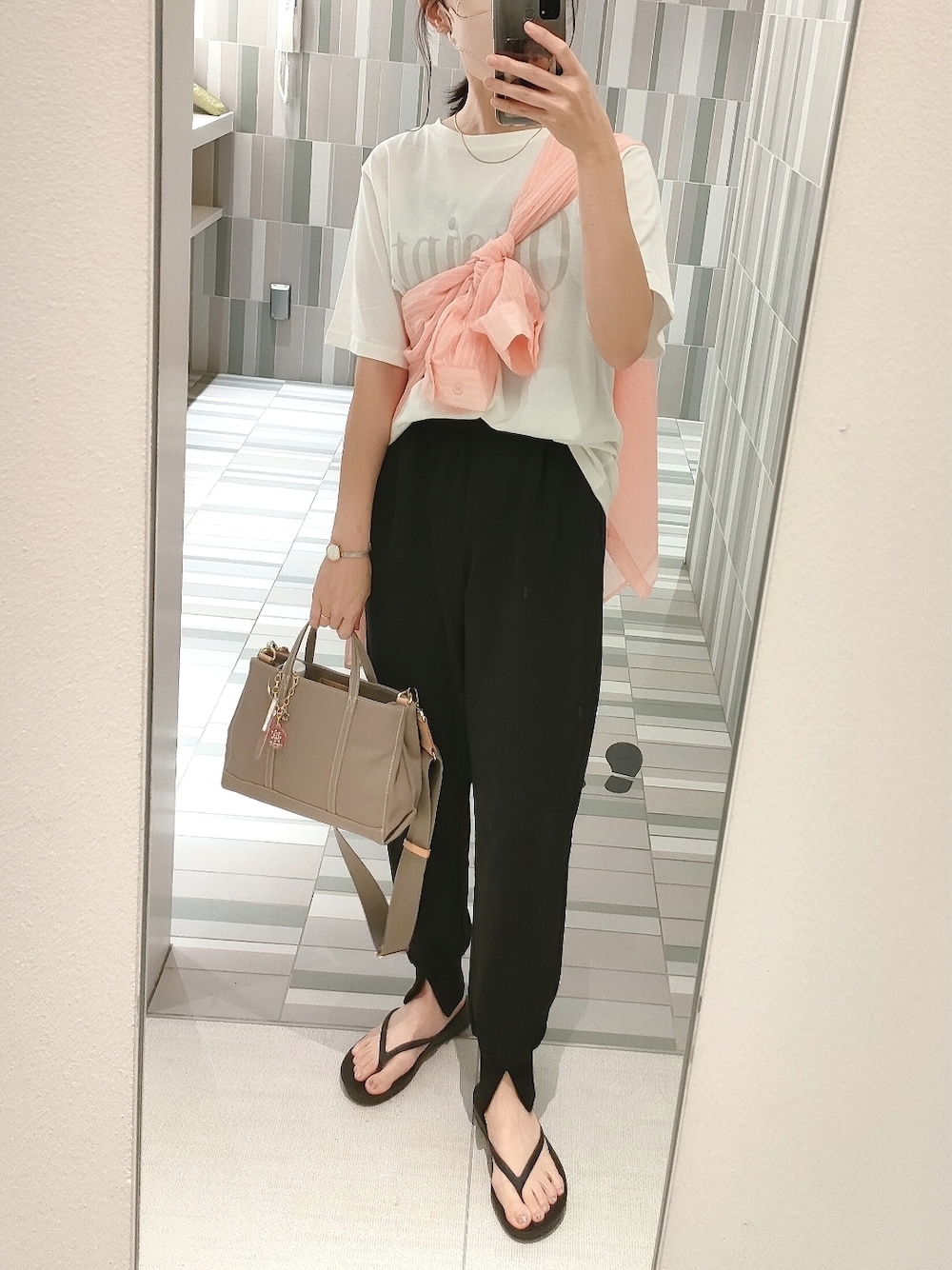 ホワイト系のTシャツ/カットソー、ピンク系のシャツ/ブラウス、ブラック系のその他パンツを着用したレディースの夏コーディネートの1枚目の写真