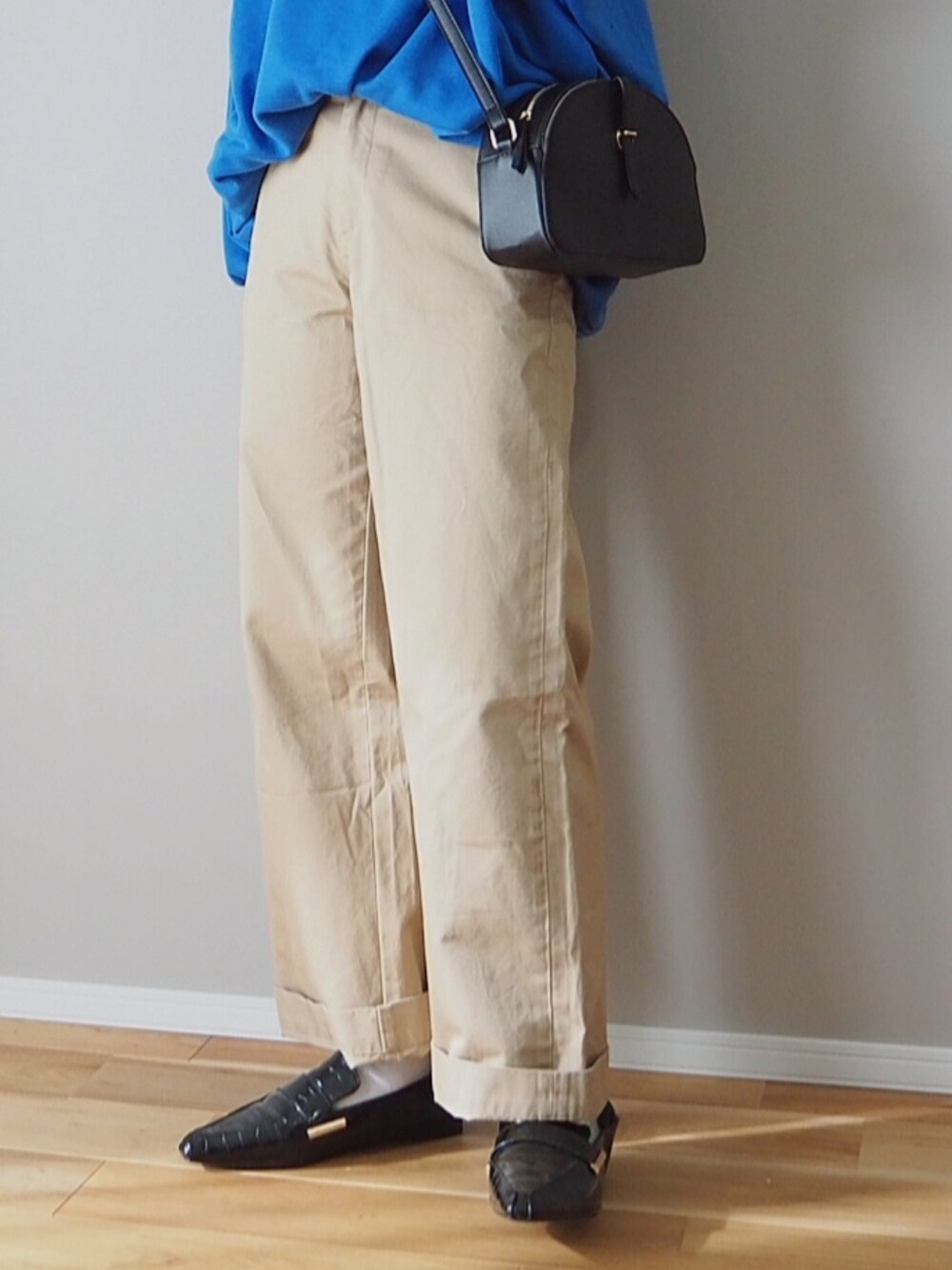 ブルー系のスウェット、ブラック系のショルダーバッグ、その他のドレスシューズを着用したレディースの冬コーディネートの2枚目の写真