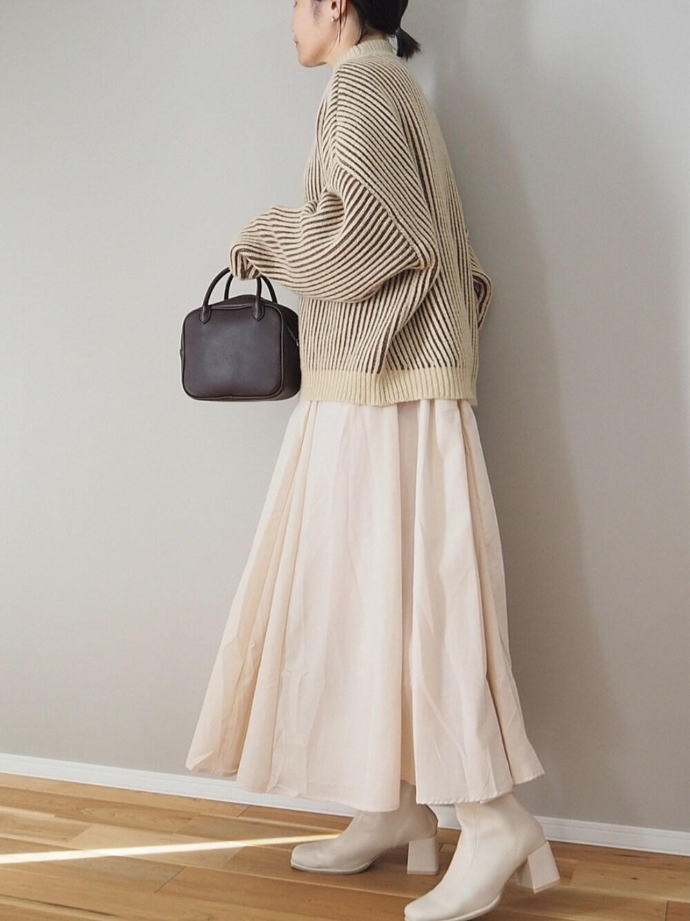 ブラウン系のニット/セーター、ベージュ系のシャツワンピース、グリーン系のモッズコートを着用したレディースの冬コーディネートの4枚目の写真