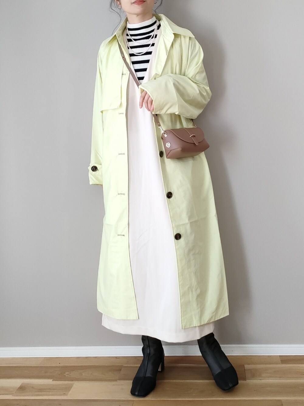 トレンチコートを使った「レモンイエロー」のレディース人気