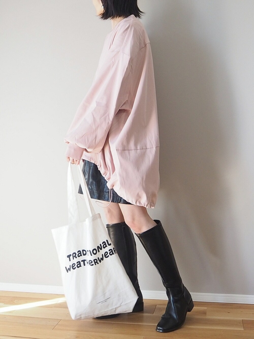 ピンク系のブルゾン、ブラック系のTシャツ/カットソー、ブラック系のその他パンツを着用したレディースの春コーディネートの3枚目の写真