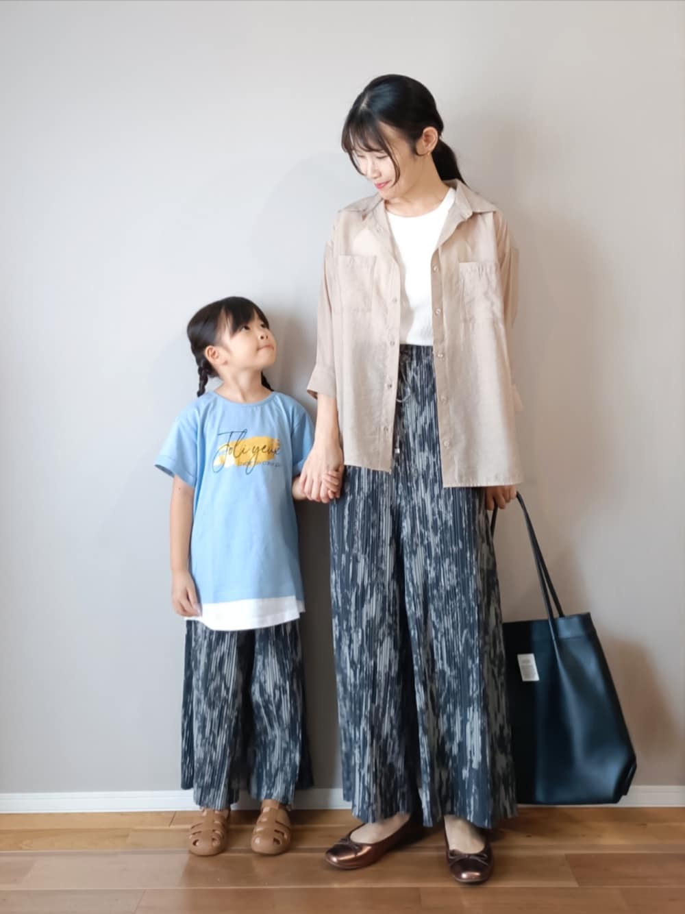 ブルー系のTシャツ/カットソー、ブラック系のトートバッグ、ベージュ系のシャツ/ブラウスを着用したレディースの夏コーディネートの1枚目の写真