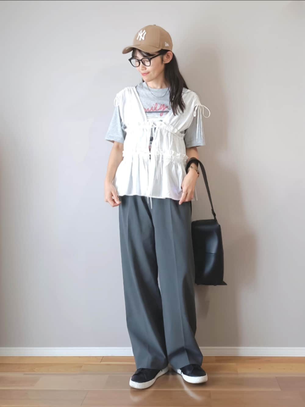 ホワイト系のシャツ/ブラウス、グレー系のTシャツ/カットソー、グレー系のパンツを着用したレディースの夏コーディネートの1枚目の写真