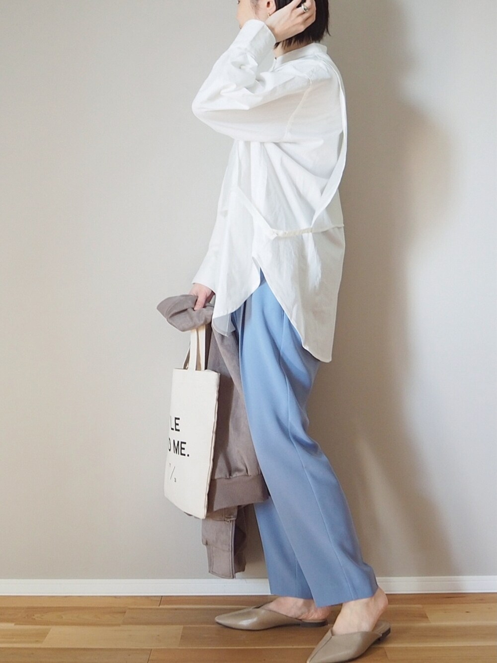 ホワイト系のシャツ/ブラウス、ブラウン系のブルゾン、ブルー系のその他パンツを着用したレディースの春コーディネートの3枚目の写真