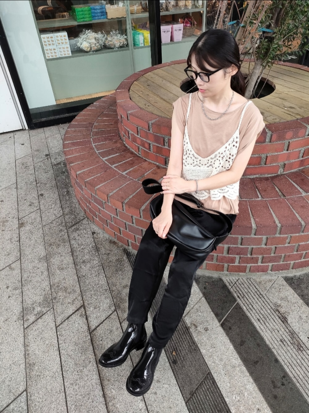 ブラック系のショルダーバッグ、ブラック系のその他パンツ、ホワイト系のシャツ/ブラウスを着用したレディースの秋コーディネートの1枚目の写真