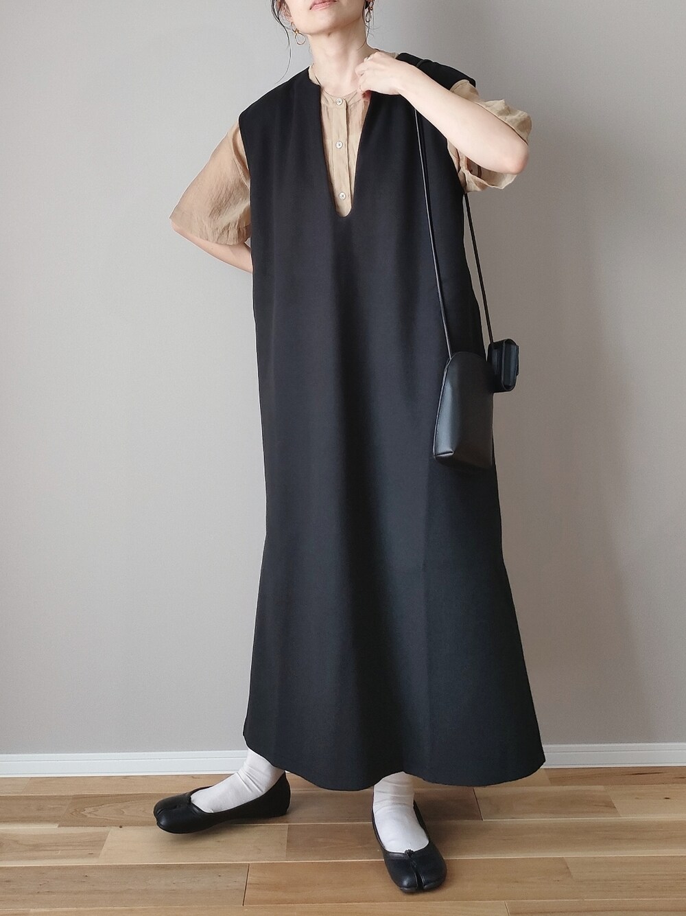 ブラック系のワンピース、ベージュ系のシャツ/ブラウス、ブラック系のショルダーバッグを着用したレディースの秋コーディネートの1枚目の写真