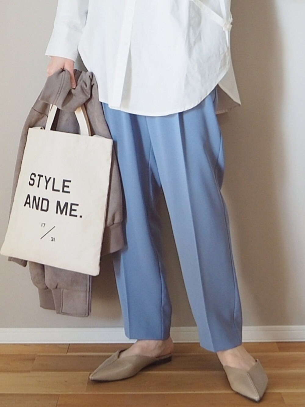 ホワイト系のシャツ/ブラウス、ブラウン系のブルゾン、ブルー系のその他パンツを着用したレディースの春コーディネートの2枚目の写真