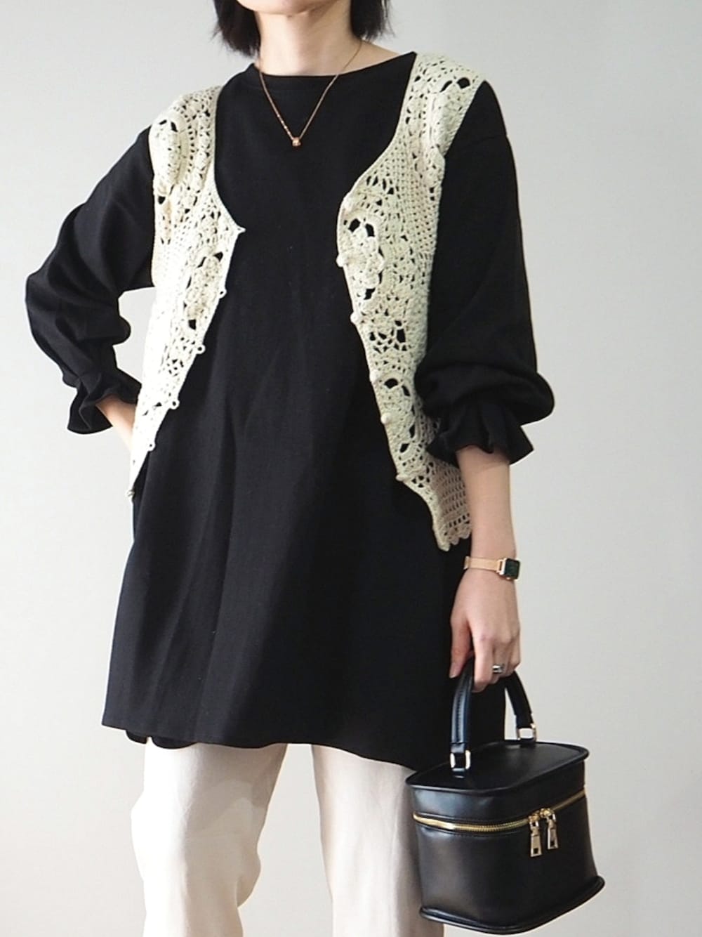 ホワイト系のベスト、ブラック系のTシャツ/カットソー、ベージュ系のその他パンツを着用したレディースの冬コーディネートの2枚目の写真