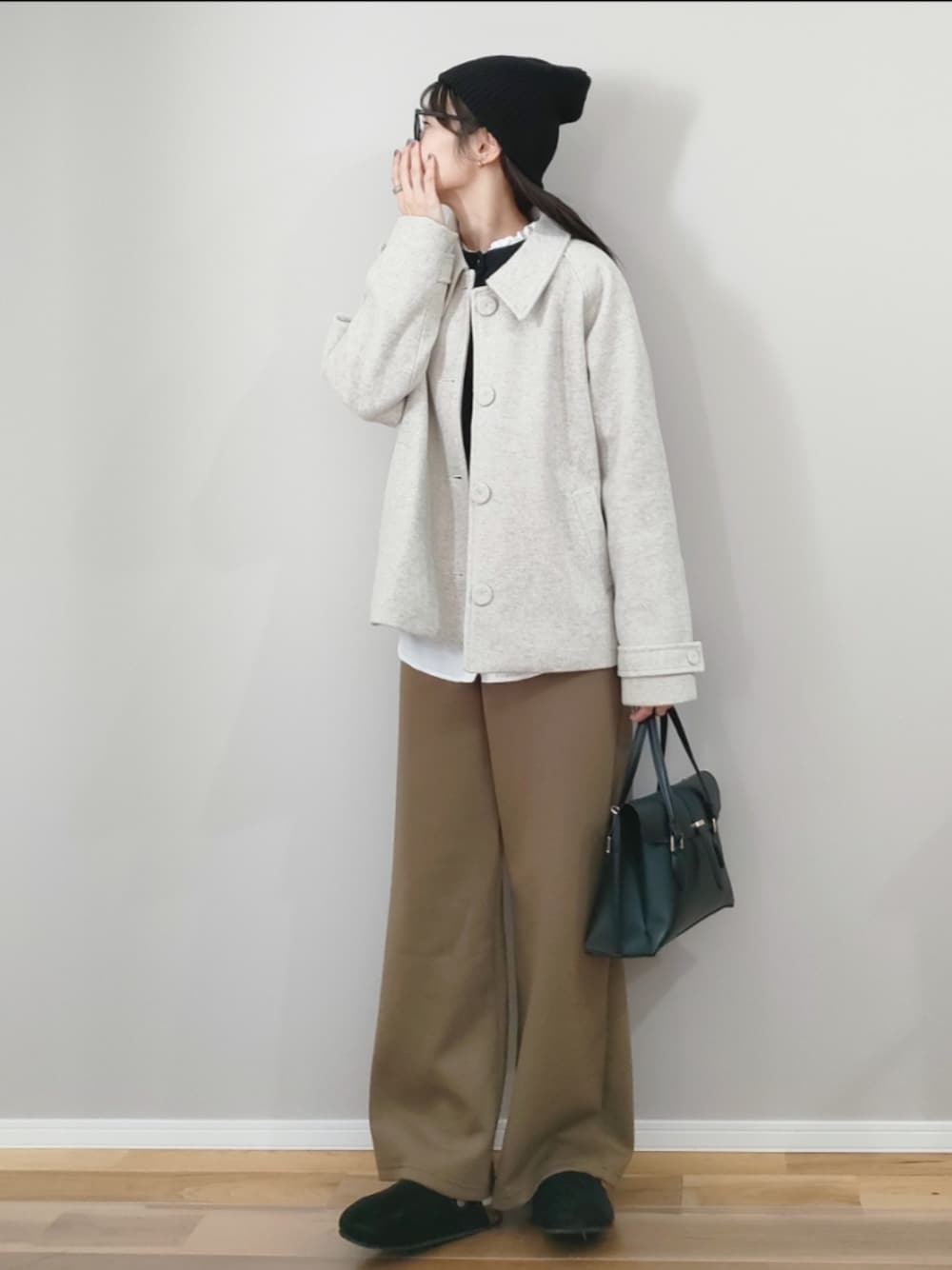 ベージュ系のジャケット/アウター、ホワイト系のシャツ/ブラウス、ブラウン系のスウェットパンツを着用したレディースの冬コーディネートの1枚目の写真