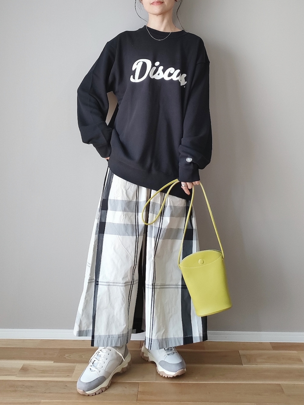 「AREATE、discus、大人カジュアル、フレアスカート、チェックスカート、スウェット、秋服、ラフコーデ、ANGIE VINTAGE、シェリーアイランド、ロゴスウェット、スニーカー」｜「DISCUS ATHLETICのDISCUS ATHLETIC/ディスカス アスレチック USAコットンカレッジプリントスウェットプルオーバー（スウェット、ブラック系）」を使った、ｐａｎａさん（骨格ストレート・レディース・162cm）の秋コーディネートの1枚目の写真