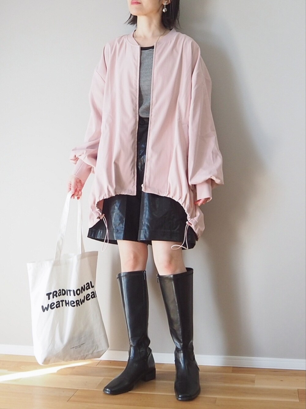 ピンク系のブルゾン、ブラック系のTシャツ/カットソー、ブラック系のその他パンツを着用したレディースの春コーディネートの2枚目の写真