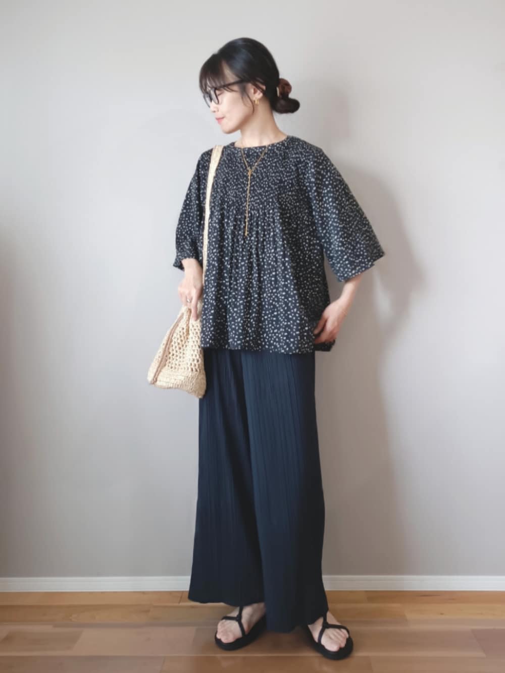 ブルー系のその他パンツ、ベージュ系のバッグ、ブラック系のシャツ/ブラウスを着用したレディースの夏コーディネートの1枚目の写真