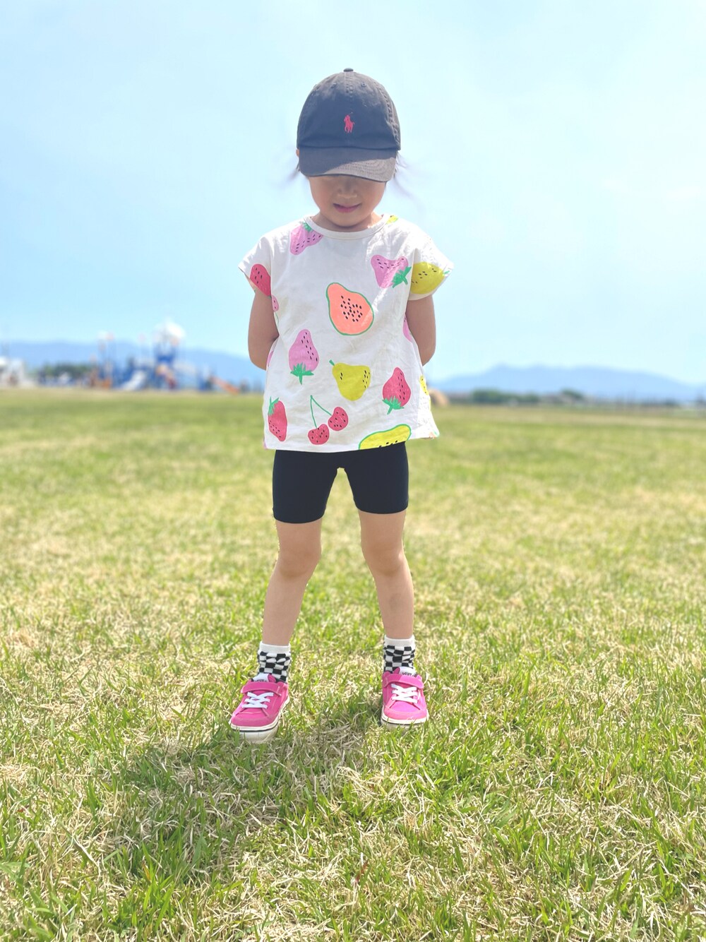「カジュアル、キッズコーデ、シャツスタイル、こどもの日、カラーコーデ、白Tシャツ、4歳、女の子、おでかけコーデ」｜「VANSのVANS ヴァンズ FINN(15-22) フィン V3938K V.PINK（スニーカー、ピンク系）」を使った、ささちゃんさん（キッズ・100cm）の春コーディネートの1枚目の写真