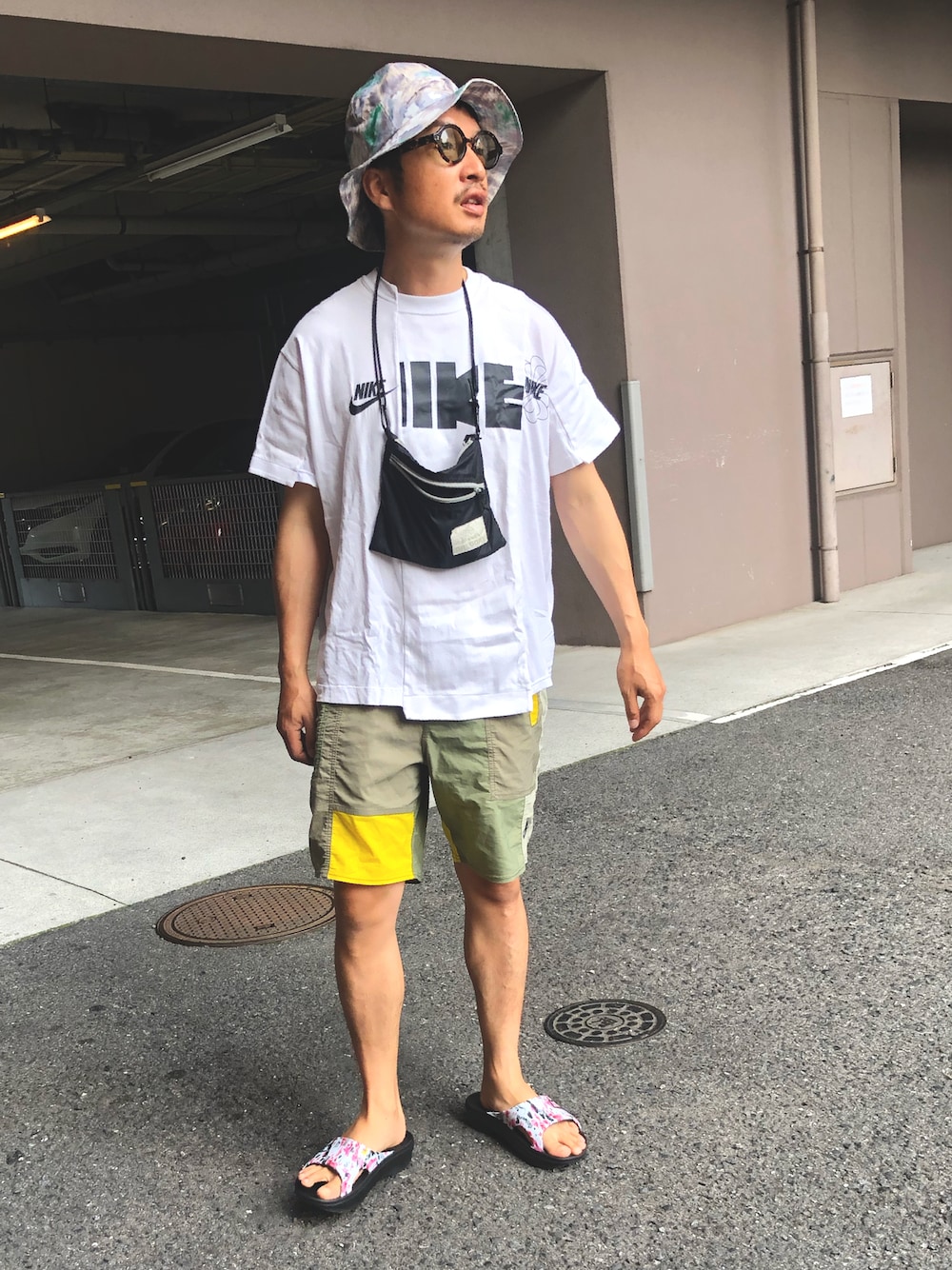 「夏コーデ、海、アウトドアスタイル、リカバリーサンダル、スイムショーツ、サーフショーツ、リラックススタイル」｜「Sacaiのアイテム（Tシャツ/カットソー、ホワイト系）」を使った、yosukeさん（メンズ・168cm）の夏コーディネートの1枚目の写真