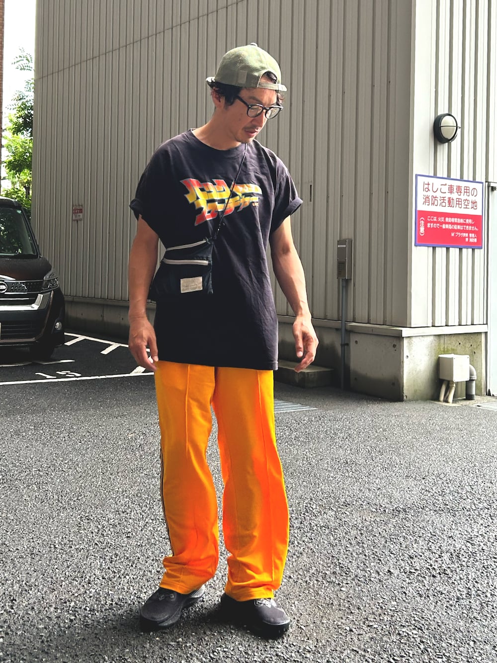 「夏だ！Tシャツ着よう！、フェスコーデ、夏、トラックパンツ、アディダスオリジナルス、メッシュキャップ、スポーツミックス、夏コーデ、スキニー」｜「BAITのBAIT ベイト【2008-BTF】BACKTOTHEFUTURE JP TITLE TEE 206-BTF-TEE-002（Tシャツ/カットソー、ブラック系）」を使った、yosukeさん（メンズ・168cm）の夏コーディネートの1枚目の写真