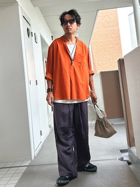 「ADAM ET ROPE'（アダムエロペ）の近江晒 シアー プルオーバーシャツ（シャツ/ブラウス、オレンジ系）」を使った、yosukeさん（メンズ・168cm）の夏コーディネート