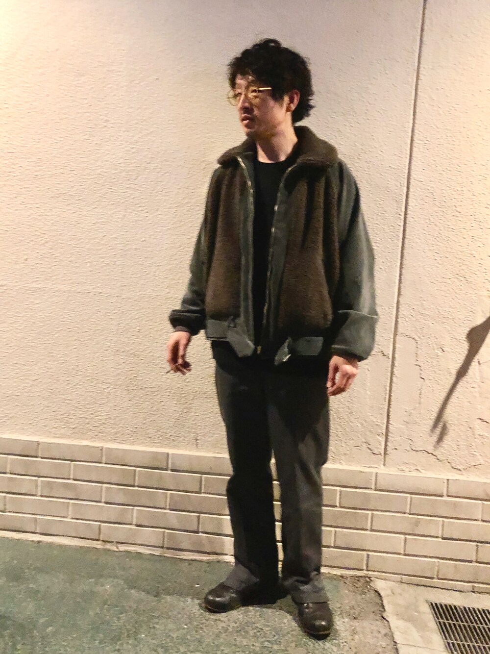 「冬コーデ、シンプル、ボアジャケット、コーデュロイジャケット、ムートンジャケット、モノトーン、メガネ男子、ブーツ、古着、スラックス、アメカジ」｜「volga volgaのアイテム（ニット/セーター、ブラック系）」を使った、yosukeさん（メンズ・168cm）の冬コーディネートの1枚目の写真