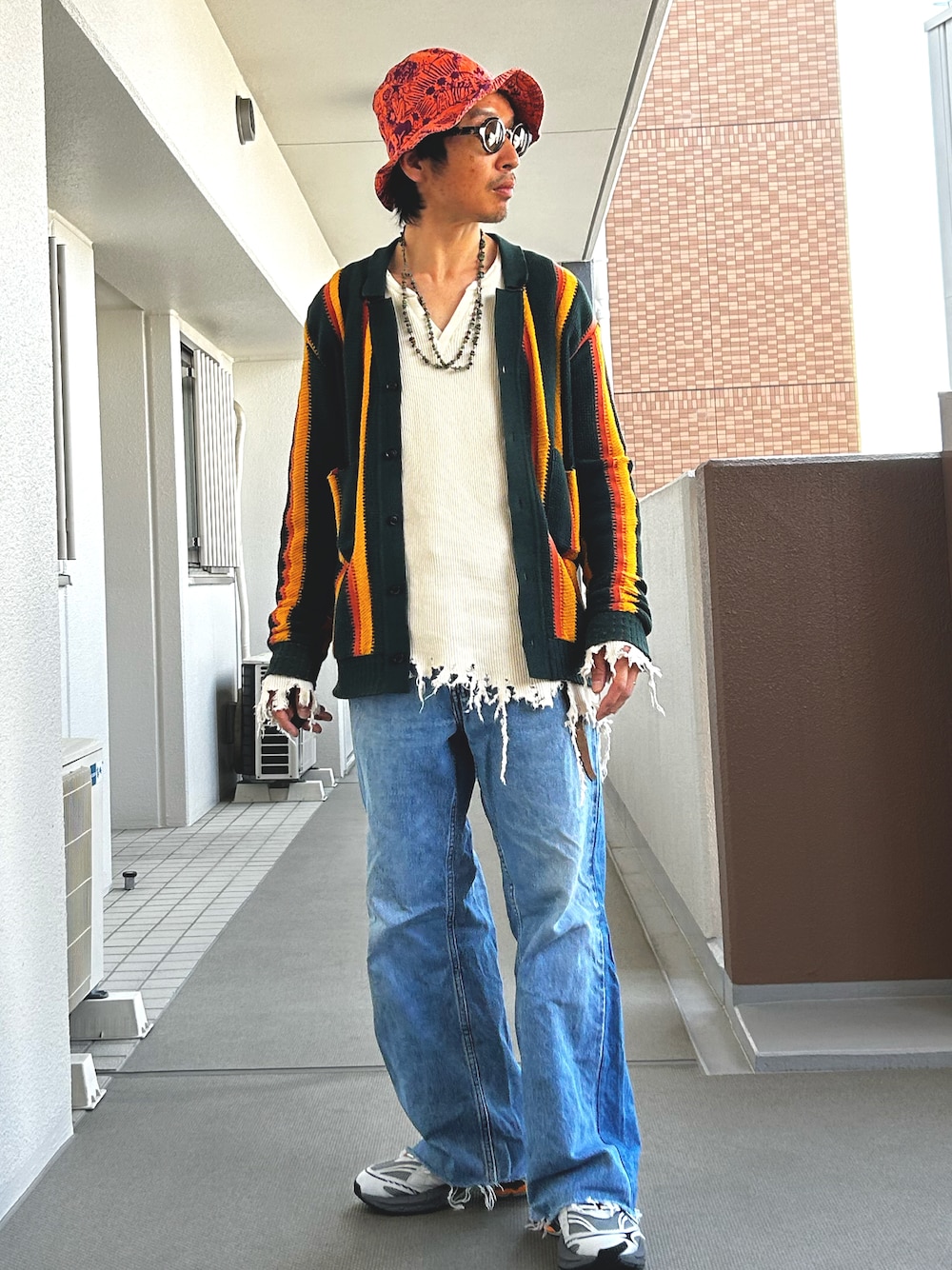 「最近のいい感じコーデ、古着MIX、グランジ、カーディガン、カラーコーデ、ダメージニット、春コーデ、アメカジコーデ、フレアパンツ」｜「Aminaのアイテム（ハット、ベージュ系）」を使った、yosukeさん（メンズ・168cm）の春コーディネートの1枚目の写真