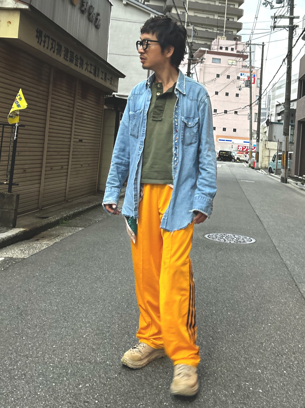 「アメカジ、デニムシャツ、春コーデ、初夏コーデ、スポーツミックス、トラックパンツ、ラフコーデ、ゆるコーデ、古着MIX、アディダスオリジナルス」｜「SEVEN BY SEVENの＜7×7＞REWORK WESTERN SHIRT/ｼｬﾂ.（シャツ/ブラウス、ブルー系）」を使った、yosukeさん（メンズ・168cm）の春コーディネートの1枚目の写真