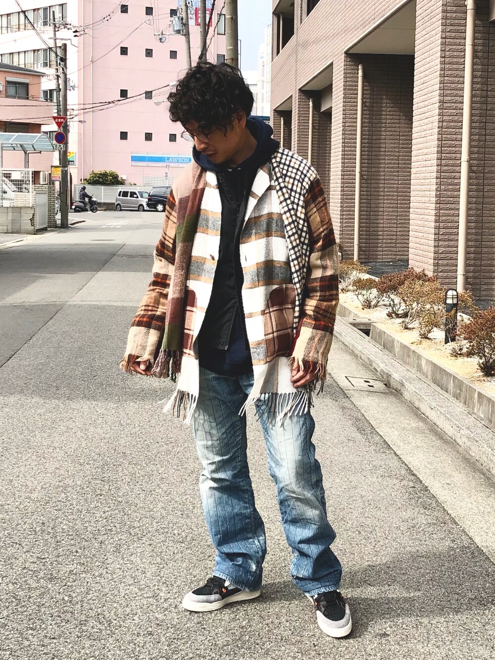 「オーバーサイズ、ゆるコーデ、古着MIX、カラーニット、レイヤードスタイル、カーディガン、冬コーデ、春コーデ、大人コーデ」｜「ChampionのChampion(チャンピオン) / ビッグシルエット スウェット プルオーバー パーカー（パーカー、ブルー系）」を使った、yosukeさん（メンズ・168cm）の冬コーディネートの1枚目の写真