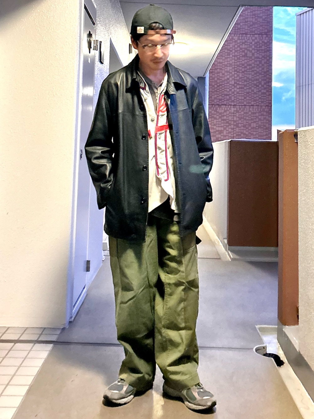 「古着MIX、レザージャケット、カーコート、ワイドパンツ、ミリタリーパンツ、春コーデ、ベースボールシャツ、ベースボールキャップ、メガネ男子、レイヤードスタイル」｜「Mighty ShineのBRIDGE CAP  / Mighty Shine ブリッジキャップ / MSC-003-2（キャップ、ブラック系）」を使った、yosukeさん（メンズ・168cm）の春コーディネートの1枚目の写真