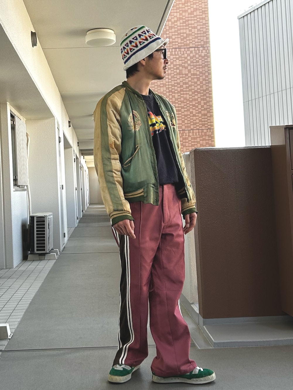「古着MIX、スカジャン、春コーデ、カラーコーデ、スポーツミックス、トラックパンツ、バケットハット、プリントT、vintage」｜「VINTAGEのアイテム（スカジャン、グリーン系）」を使った、yosukeさん（メンズ・168cm）の春コーディネートの1枚目の写真