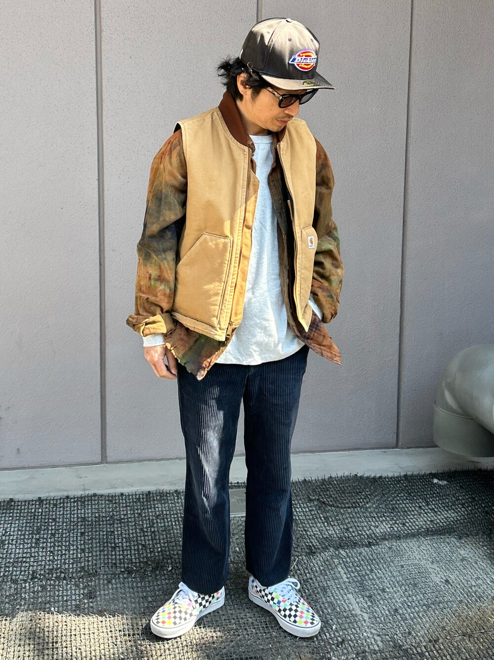 「春、春コーデ、大人カジュアル、ベスト、アメカジ、タイダイ柄、リメイク、ラフコーデ」｜「JOURNAL STANDARD J.S HOMESTEADのアイテム（シャツ/ブラウス、ブラウン系）」を使った、yosukeさん（メンズ・168cm）の春コーディネートの1枚目の写真