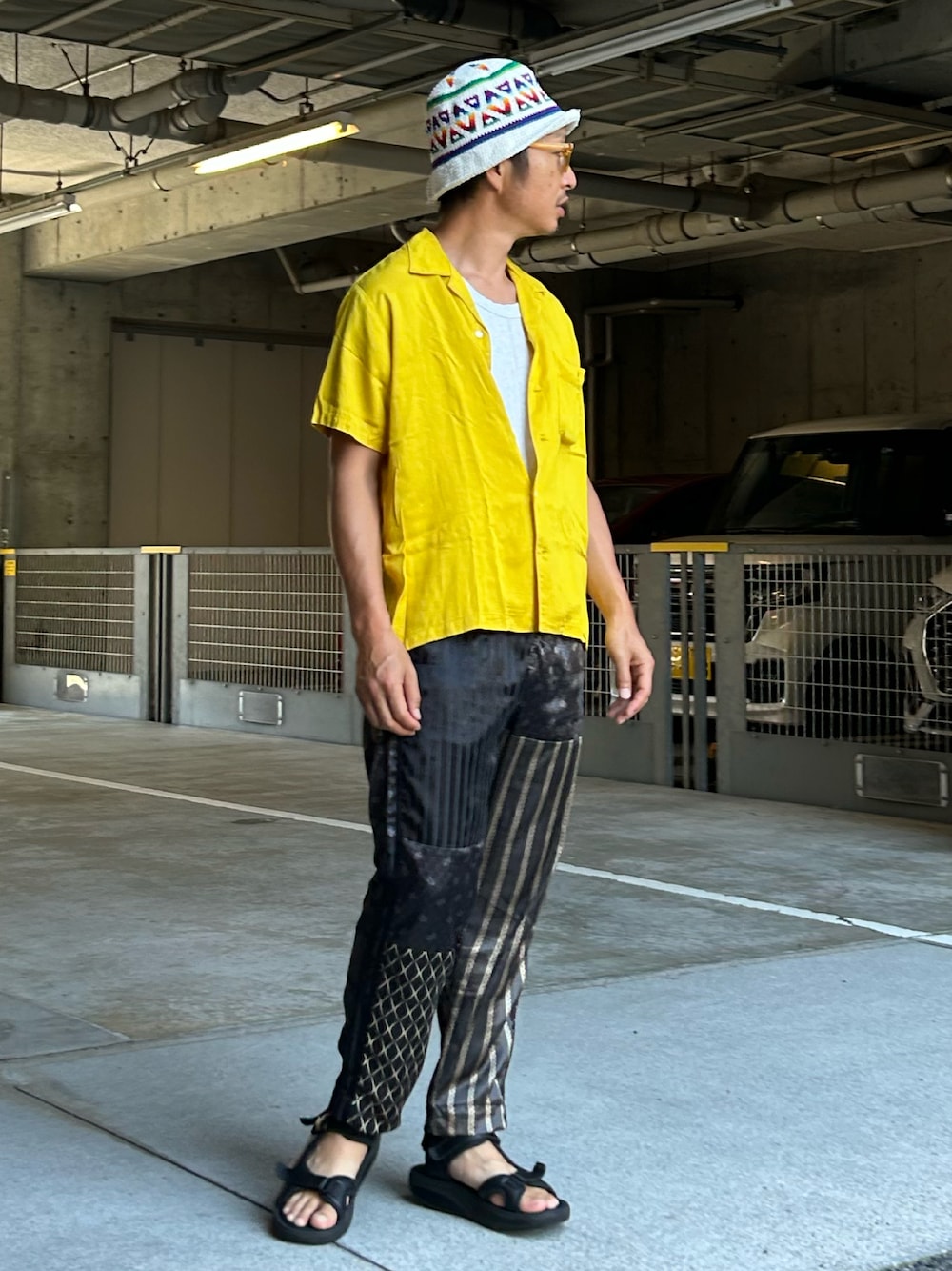 「夏コーデ、ボーリングシャツ、柄パンツ、トラックパンツ、ゆるコーデ、バケットハット、厚底サンダル、リメイク」｜「TEN STRIKEのアイテム（シャツ/ブラウス、イエロー系）」を使った、yosukeさん（メンズ・168cm）の夏コーディネートの1枚目の写真