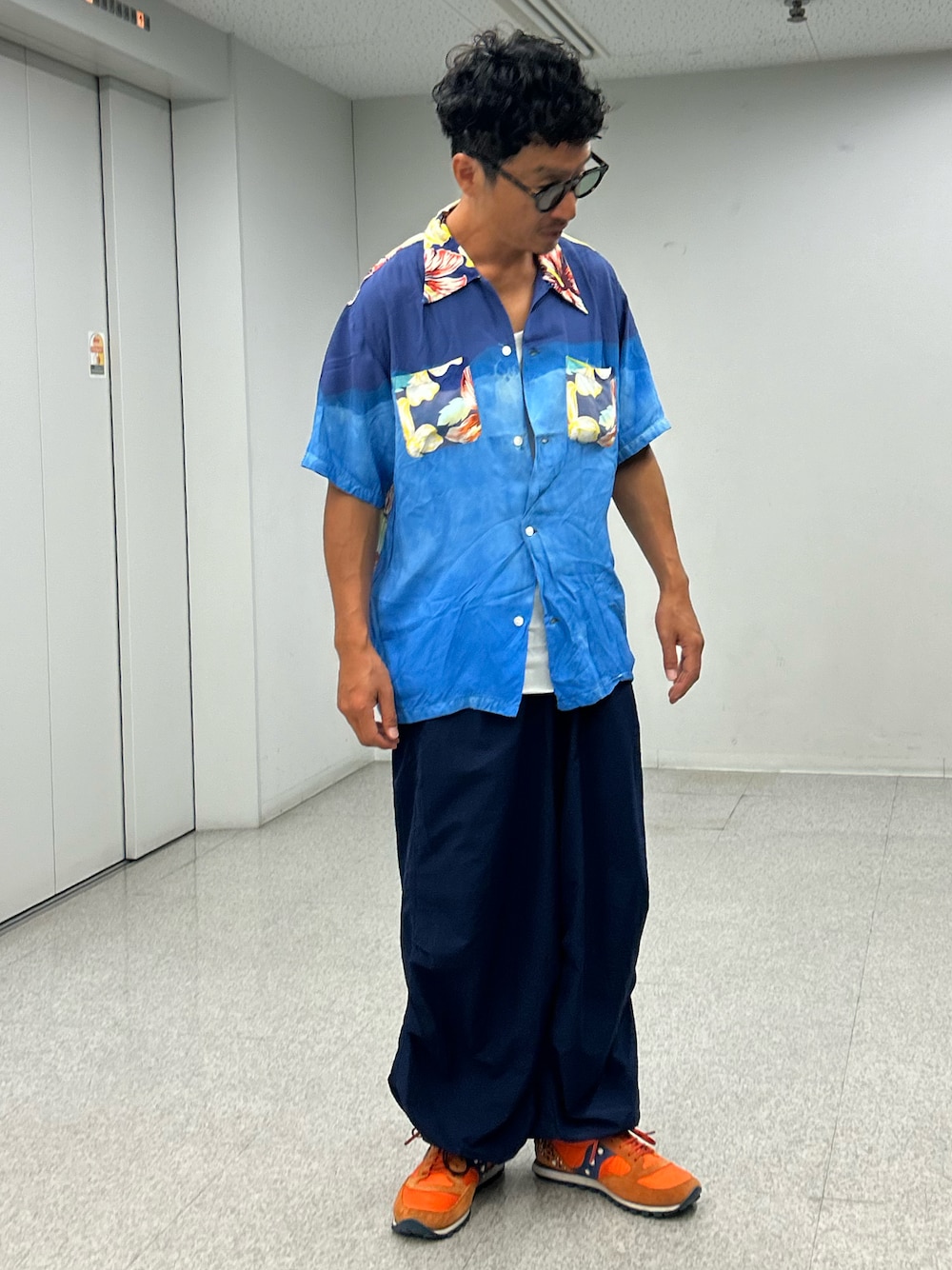 「夏コーデ、古着MIX、シャツスタイル、アロハシャツ、ワイドパンツ、ゆるコーデ、スポーツミックス、サングラス、柄シャツ」｜「MIHARAYASUHIROのアイテム（シャツ/ブラウス、ブルー系）」を使った、yosukeさん（メンズ・168cm）の夏コーディネートの1枚目の写真