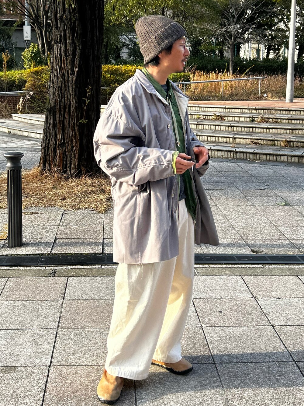 「大人カジュアル、冬コーデ、春コーデ、レイヤードスタイル、淡色コーデ、モッズコート、ゆるコーデ、ワイドパンツ、ビッグシルエット、issuethings、拳骨創造、ホワイトパンツ」｜「ISSUETHINGSのアイテム（モッズコート、グレー系）」を使った、yosukeさん（メンズ・168cm）の冬コーディネートの1枚目の写真