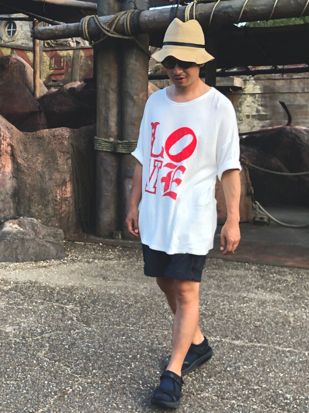 「プリントT、夏コーデ、ショートパンツ、オトナカジュアル、ゆるコーデ、むぎわら帽子、スポーツサンダル、シンプル」｜「VOTE MAKE NEW CLOTHESのVOTE MAKE NEW CLOTHES ヴォート ボート / "LOS FELITZ" P.E. TEE プリントビッグTEE / 19FW-0008（Tシャツ/カットソー、ホワイト系）」を使った、yosukeさん（メンズ・168cm）の夏コーディネートの1枚目の写真