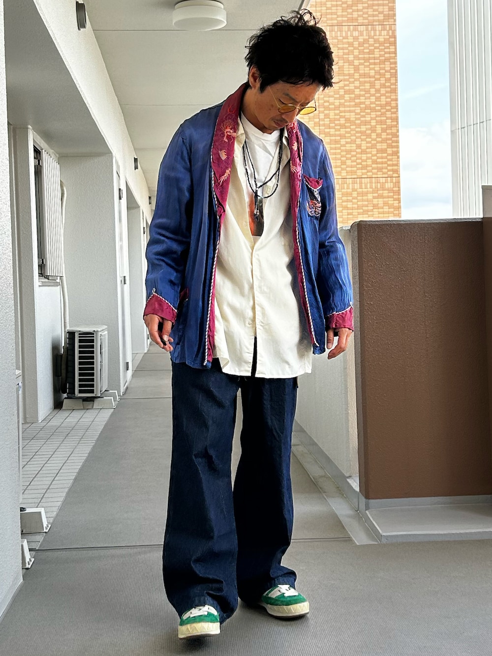 「レイヤードスタイル、春コーデ、スカジャン、スカシャツ、GU、古着MIX、プリントT、ワイドパンツ、白シャツ」｜「VINTAGEのアイテム（スカジャン、ブルー系）」を使った、yosukeさん（メンズ・168cm）の春コーディネートの1枚目の写真