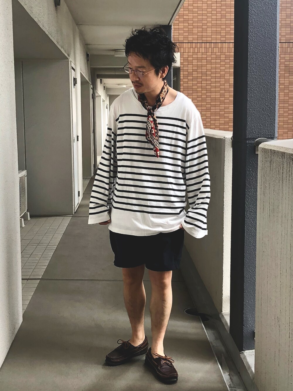 「夏コーデ、バスクシャツ、ビッグシルエット、ボーダー、大人カジュアル、ショートパンツ、スカーフ、めがね」｜「MASTER&CoのMASTER&Co.　マスター&コー　BORDER Long Sleeve T-shirt（Tシャツ/カットソー、ホワイト系）」を使った、yosukeさん（メンズ・168cm）の夏コーディネートの1枚目の写真
