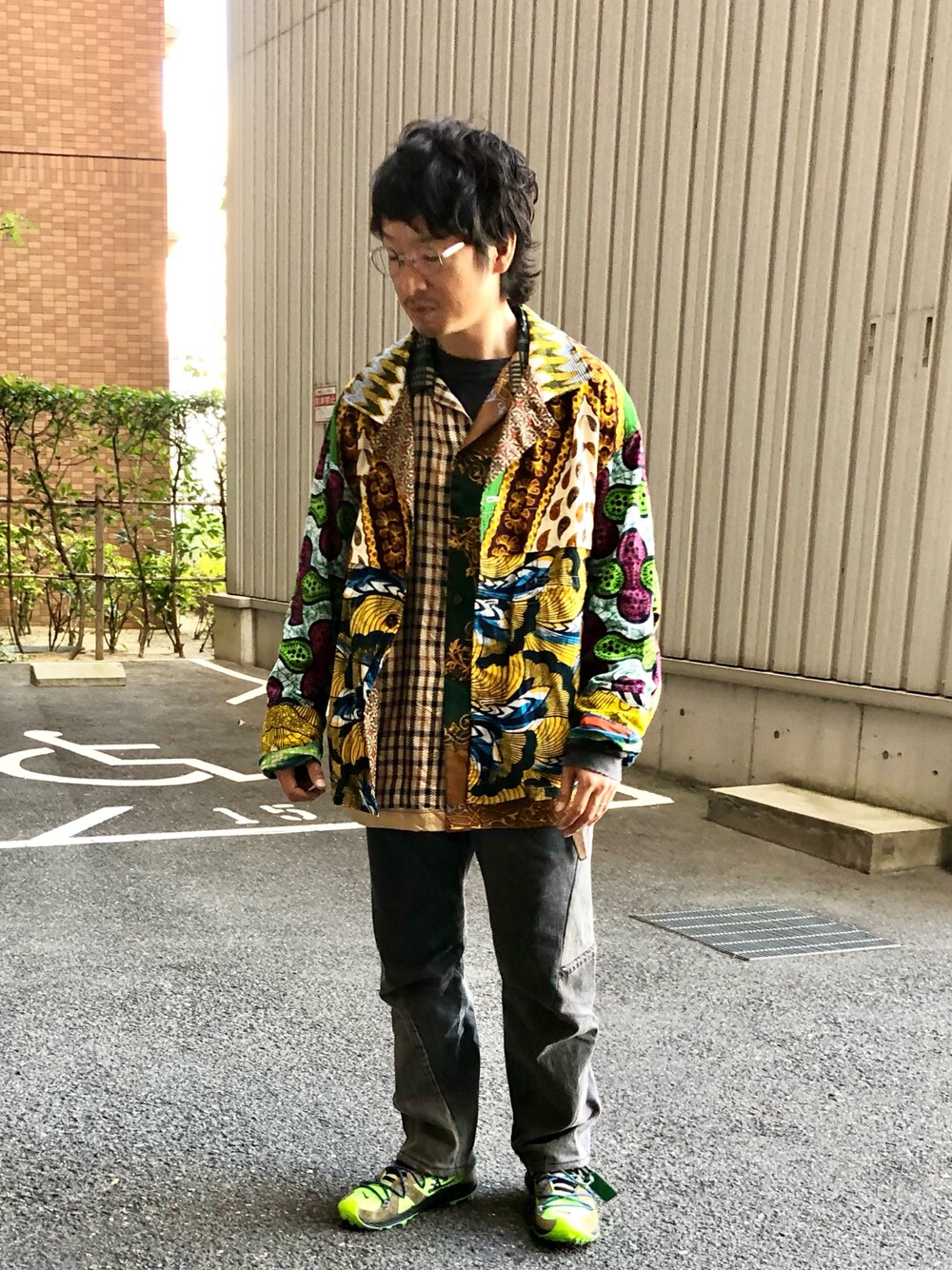 「大人カジュアル、柄シャツ、レイヤードスタイル、古着MIX、ブラックデニム、ゆるコーデ、リメイク、秋コーデ」｜「inkのアイテム（デニムパンツ、ブラック系）」を使った、yosukeさん（メンズ・168cm）の秋コーディネートの1枚目の写真