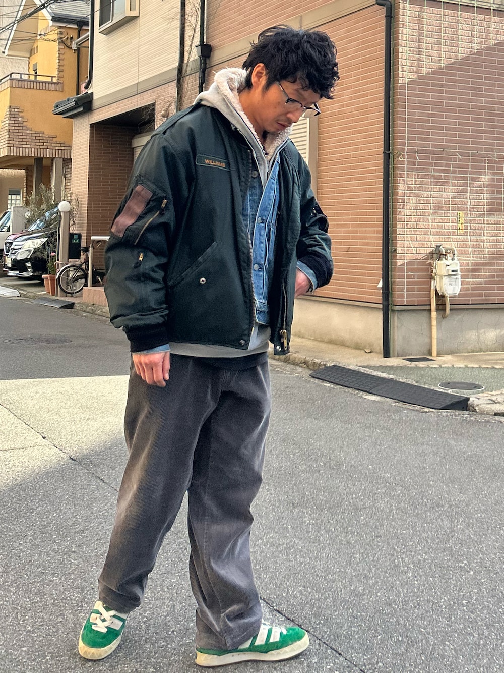 「レイヤードスタイル、MA-1、カナダ軍、ゆるコーデ、冬コーデ、ミリタリージャケット、コーデュロイパンツ、古着MIX、古着コーデ、adidas」｜「VINTAGEのアイテム（MA-1、ブルー系）」を使った、yosukeさん（メンズ・168cm）の冬コーディネートの1枚目の写真