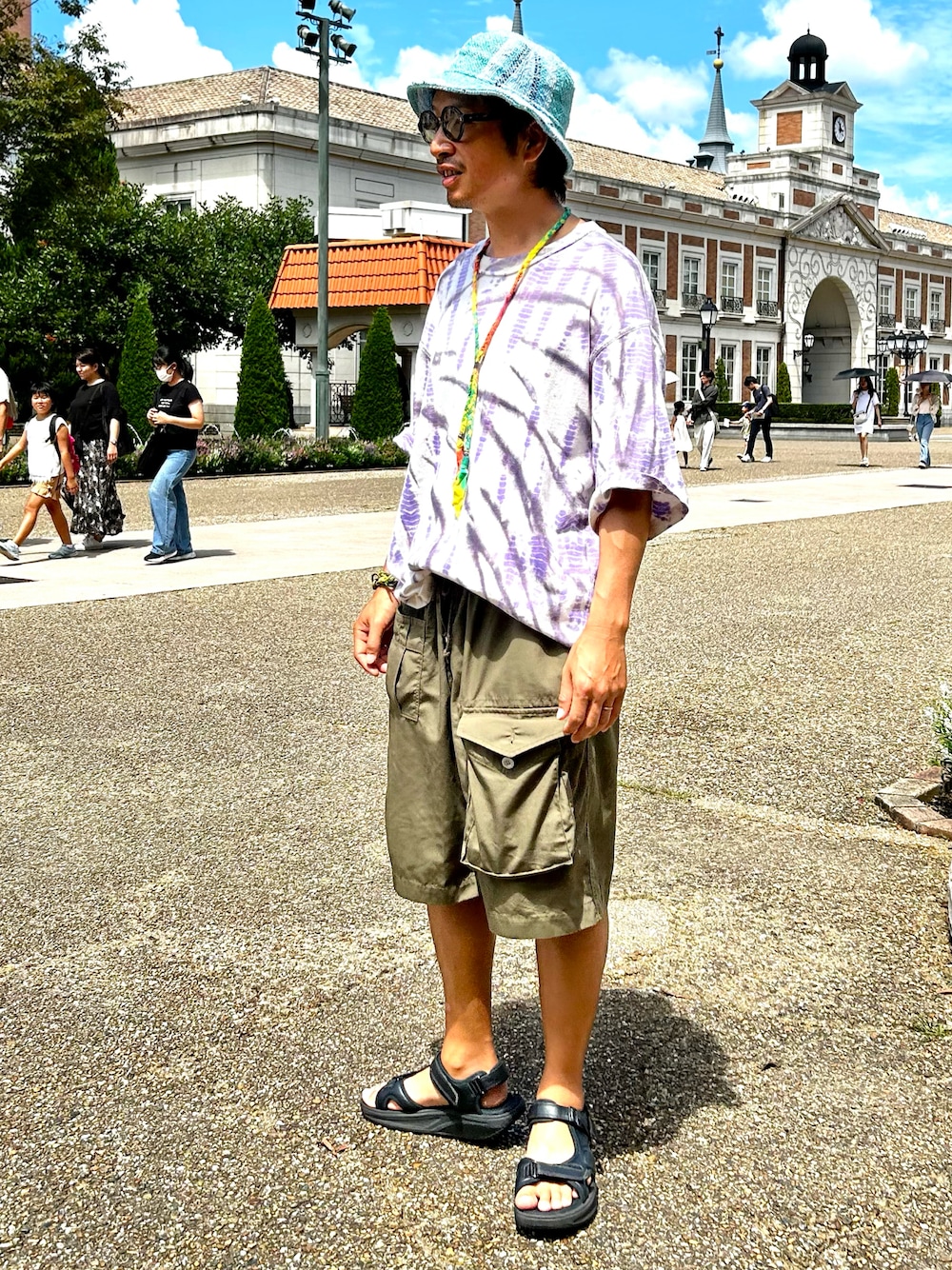「夏コーデ、タイダイ柄、ワイドショーツ、ショートパンツ、ハーフパンツ、カーゴパンツ、タックイン、厚底サンダル」｜「Magfactureのアイテム（ハット、ブルー系）」を使った、yosukeさん（メンズ・168cm）の夏コーディネートの1枚目の写真