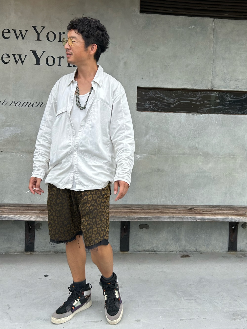 「カジュアルコーデ、初秋コーデ、シャツスタイル、ハーフパンツ、アニマル柄、ひょう柄、メガネ男子、大人カジュアル、白シャツ、夏コーデ」｜「volga volgaのアイテム（シャツ/ブラウス、ホワイト系）」を使った、yosukeさん（メンズ・168cm）の秋コーディネートの1枚目の写真