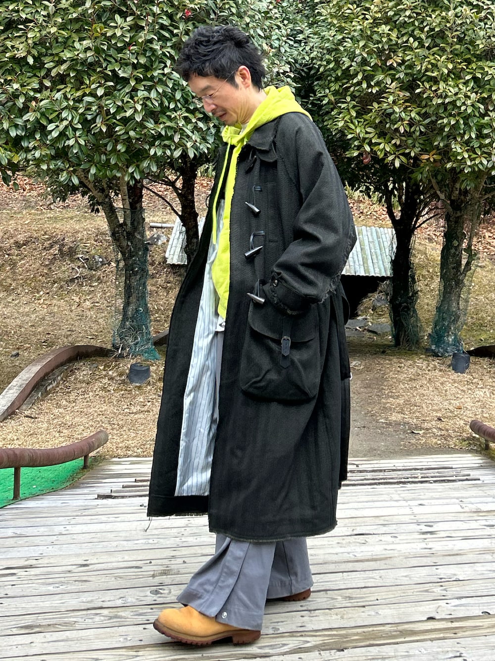 「レイヤードスタイル、トラックパンツ、メガネ男子、冬コーデ、コート、ネオンカラー、大人カジュアル、ジャージ、ティンバーランド」｜「kooiのアイテム（ダッフルコート、ブラック系）」を使った、yosukeさん（メンズ・168cm）の冬コーディネートの1枚目の写真