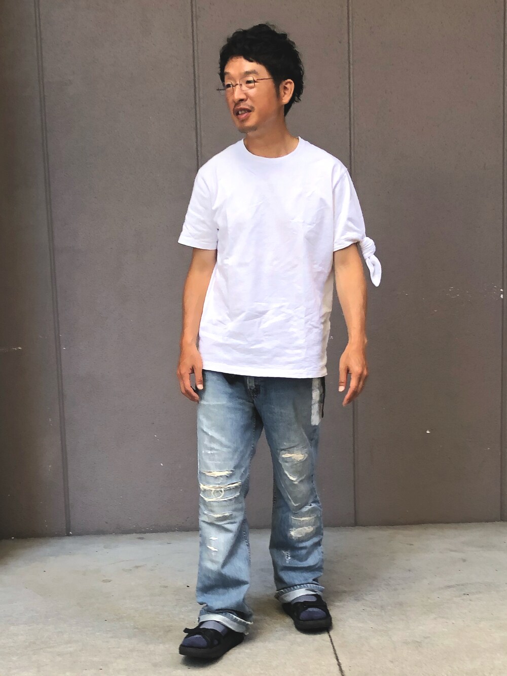 「Tシャツ、夏コーデ、シンプルコーデ、白Tシャツ、アメカジ、デニム、メガネ男子、厚底サンダル、古着MIX」｜「JW AndersonのJ.W.ANDERSON T-shirts（Tシャツ/カットソー、ホワイト系）」を使った、yosukeさん（メンズ・168cm）の夏コーディネートの1枚目の写真