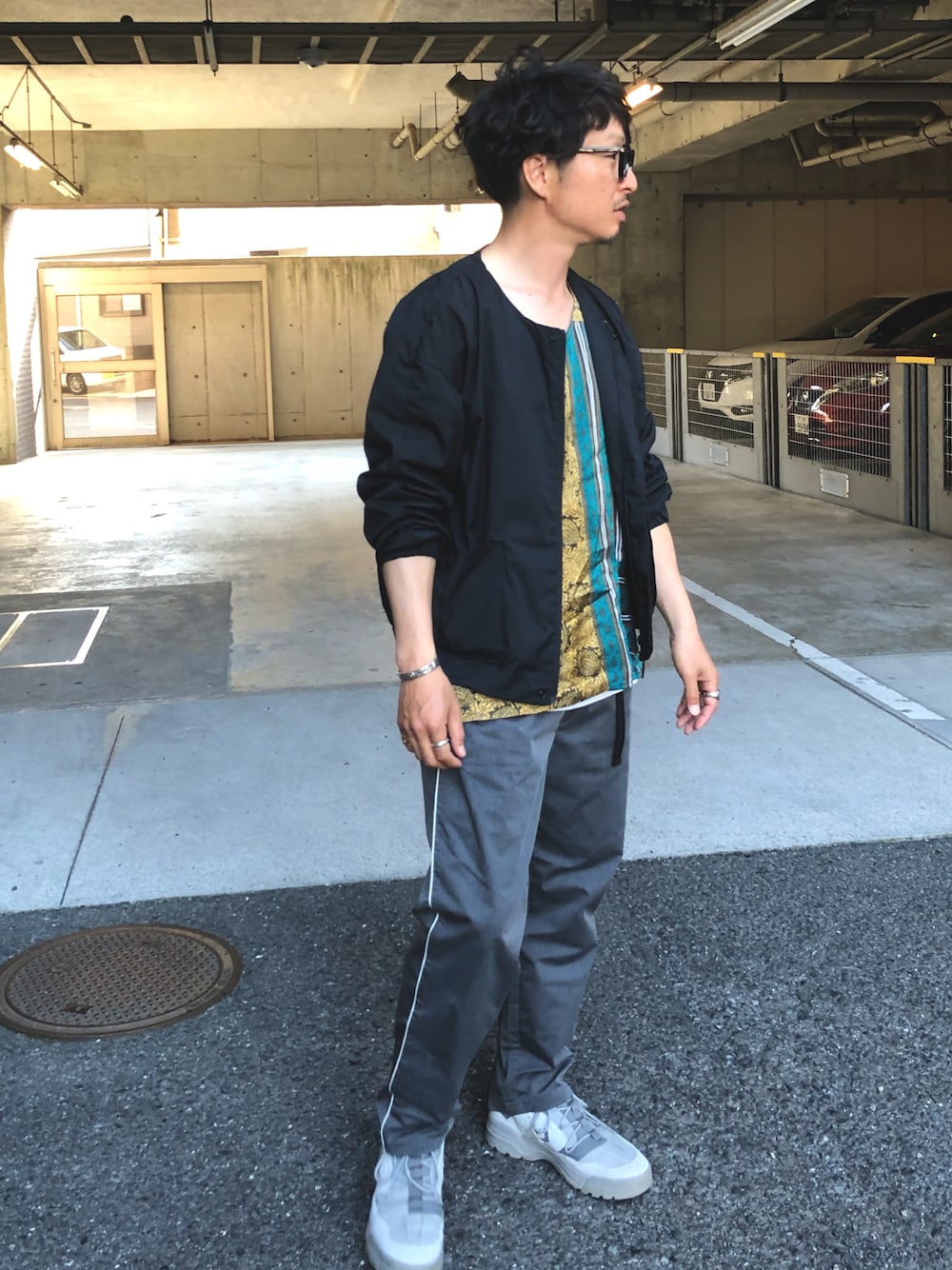 「シンプルコーデ、大人カジュアル、柄シャツ、アウトドアスタイル、春コーデ、テックウェア、ラフコーデ、はるコーデ」｜「F/CE. のF/CE. / エフシーイー : TRUCK JK 2#（ナイロンジャケット、ブラック系）」を使った、yosukeさん（メンズ・168cm）の春コーディネートの1枚目の写真