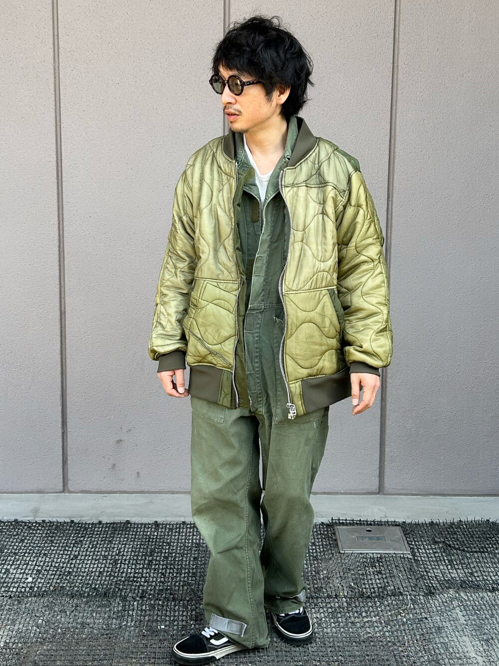 「春、春コーデ、キルティングジャケット、ジャンプスーツ、オールインワン、つなぎ、ミリタリー、キャンプ、ワントーンコーデ、カーキ」｜「oddmentのアイテム（ミリタリージャケット、グリーン系）」を使った、yosukeさん（メンズ・168cm）の春コーディネートの1枚目の写真