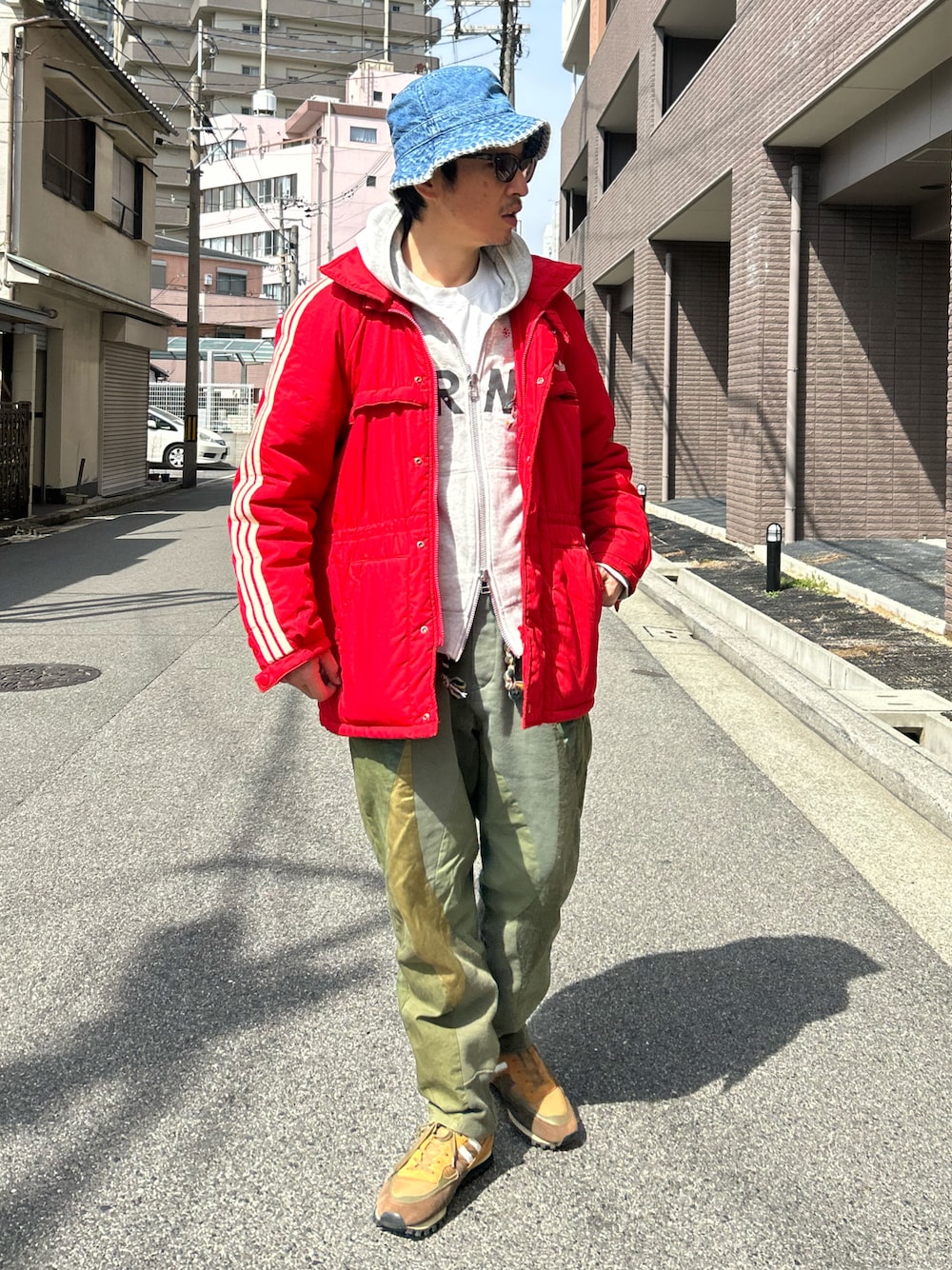 「春服コーデ、キャンプ、レイヤードスタイル、ダウンジャケット、古着コーデ、古着MIX、vintage、トラックパンツ、リメイク、UNIQLO、ナイロンジャケット」｜「UNIQLOのアイテム（ハット、ブルー系）」を使った、yosukeさん（メンズ・168cm）の春コーディネートの1枚目の写真